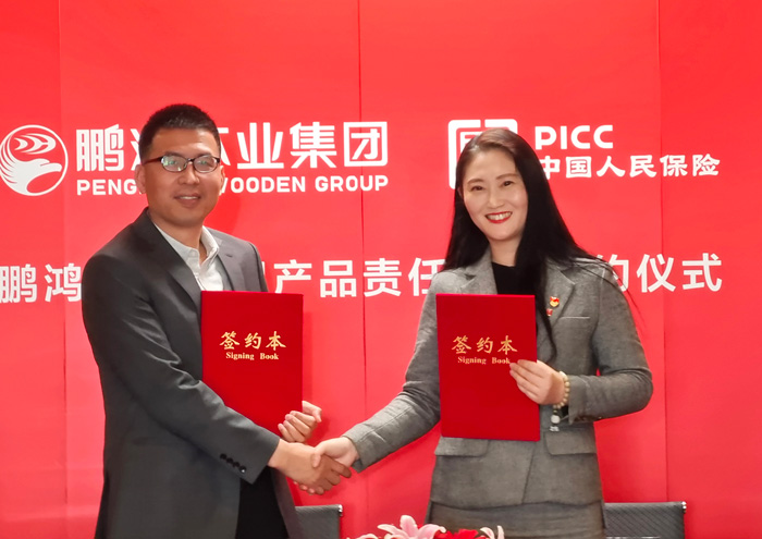 鵬鴻營銷副總經(jīng)理吳向勇先生和中國人保大連IWP新軍渠道領(lǐng)軍人蘇喬仙女士